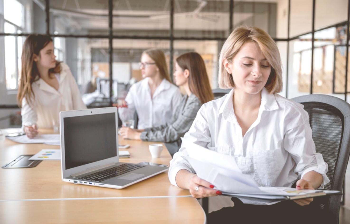 moranelviquest Team arbeitet gemeinsam an Finanzstrategien